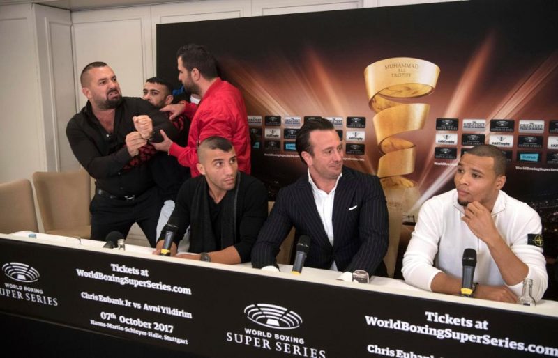 Kaos, sherr e grushte gjatë konferencës për shtyp mes Eubank Jr dhe Avni Yildirim