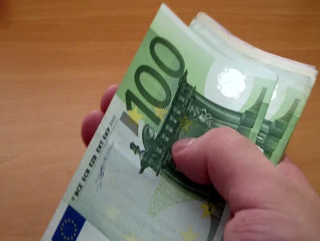 I riu nga Durrësi ble me 100 euro false, shpallet në kërkim