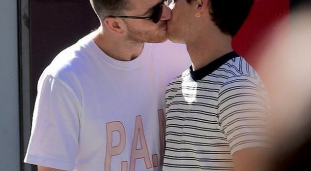 Këngëtari i njohur kapet duke u puthur me të dashurin (FOTO)