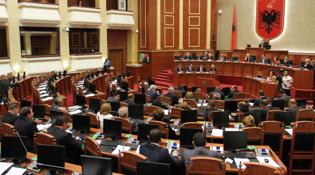 Ja si gënjejnë deputetët për të vjedhur nga dietat e Kuvendit