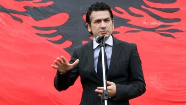 Lë politikën për modelingun? Politikani shqiptar habit me pamjen e re (FOTO)