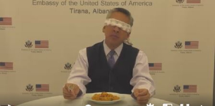 Ambasadorit amerikan Donald Lu i mbyllin sytë për këtë arsye (VIDEO)