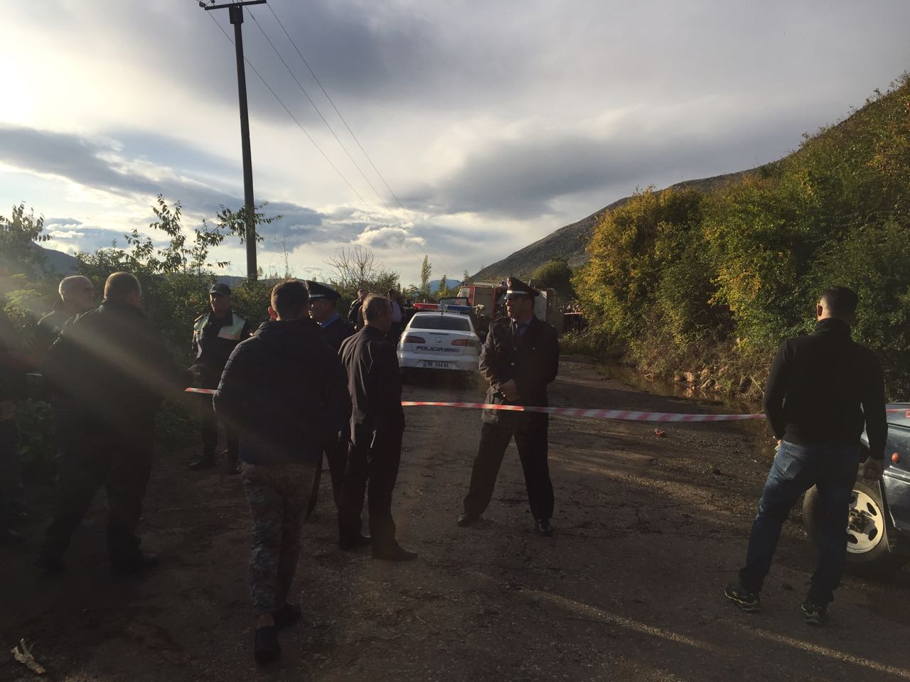 Aksidenti i tmerrshëm, Policia konfirmon 3 viktima, gjysma e mjetit e shtypur