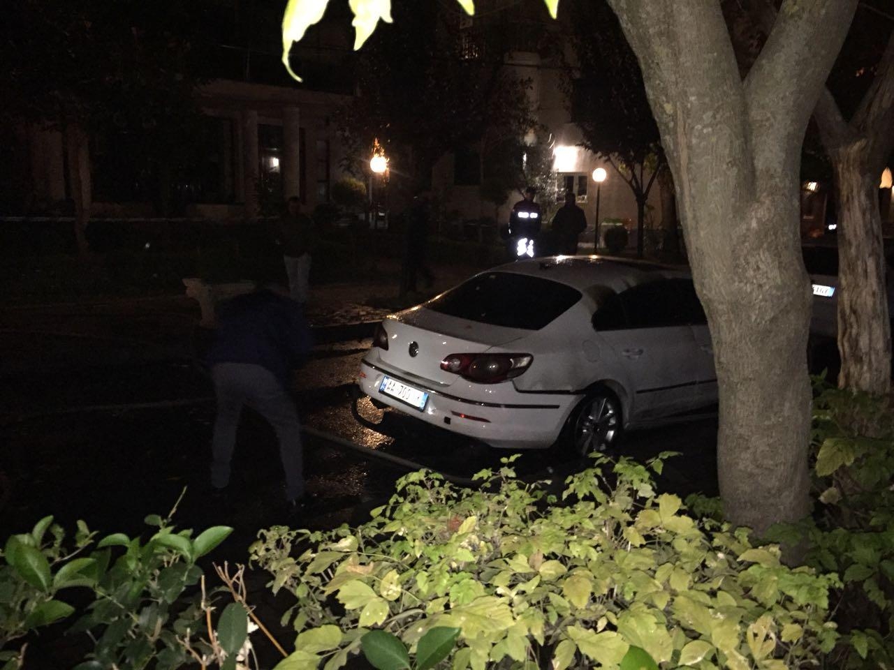 Shpërthen mes qytetit makina e Inspektores së Drejtorisë Arsimore