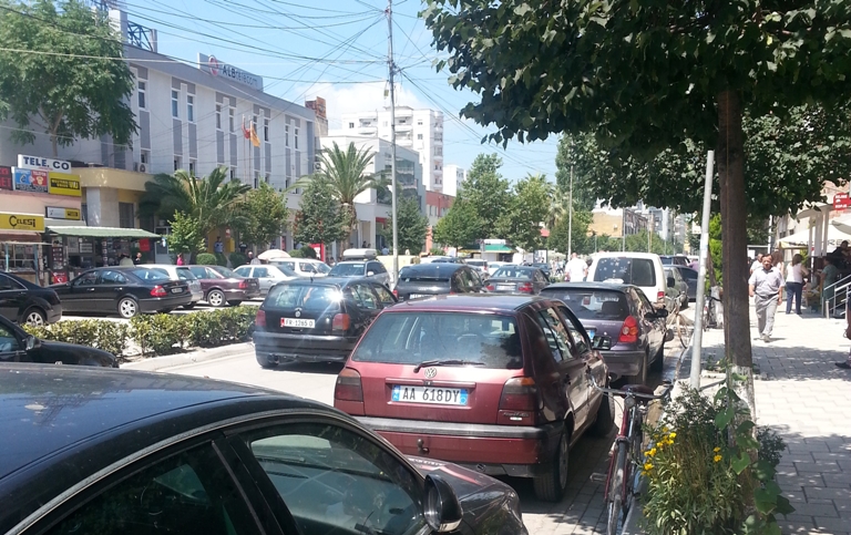 E lini makinën 15 ditë të parkuar? Rrezikoni t’iu bllokohet!
