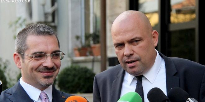 Përgjimet/ Manjani merr në ‘mbrojtje’ Tahirin