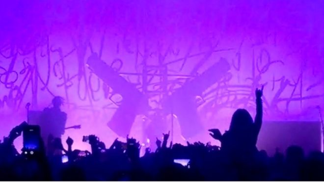 Yllit të rrokut i bie sipër skela metalike teksa po performonte në skenë (VIDEO)