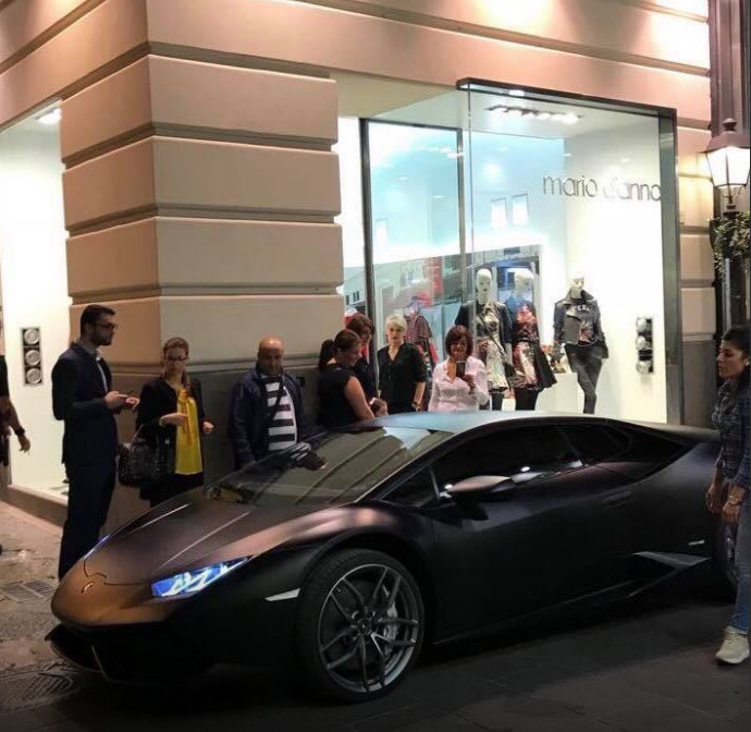 Me Lamborghini për shopping, turma bllokon Hysajn!