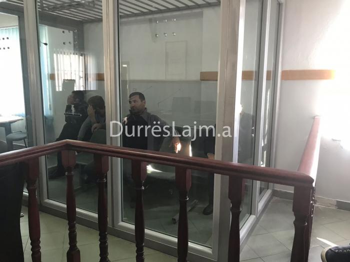 Shijaksi Riza Sheshi, përballë Gjykatës së Durrësit (FOTO+VIDEO)