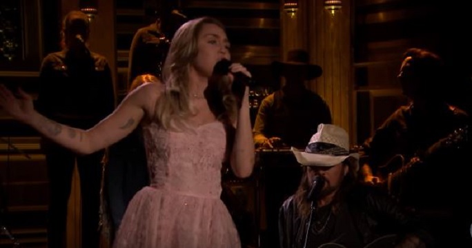 Këngëtarja e njohur performon në nder të legjendës së muzikës