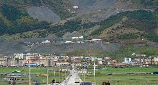 Dy persona lidhin rojen e ish-parkut dhe vjedhin shina galerie