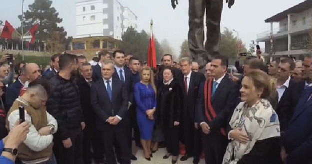 Kryemadhi në Tropojë, në krah me Berishën dhe Bashën