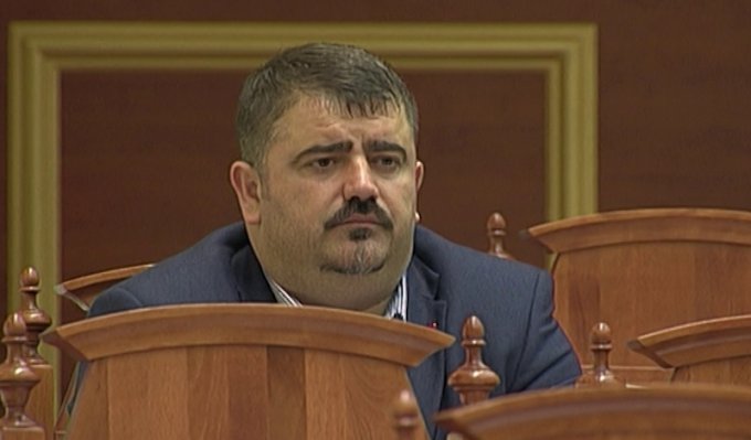 Ish-deputeti kaubojs në mbrojtje të gazetarëve, një pikturë për Ramën (FOTO)