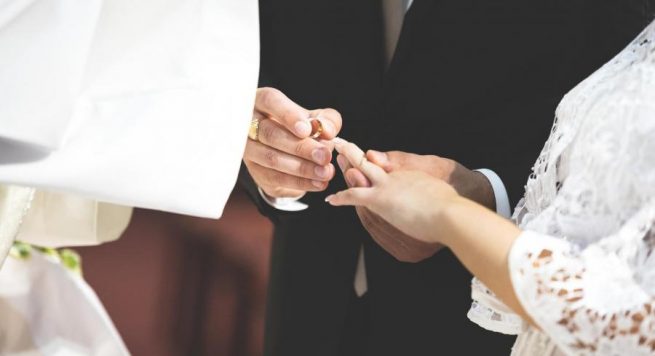 Braktis nusen në ceremoninë e dasmës, arsyeja do ju habisë