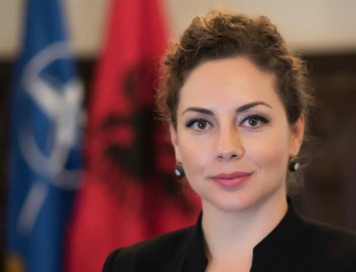 Olta Xhaçka zhvesh kostumin e ministres (FOTO)