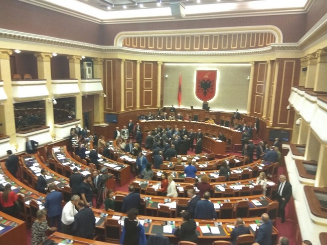 Parlamenti rifillon në orën 18:00, deputetët e PD nuk lëshojnë foltoren