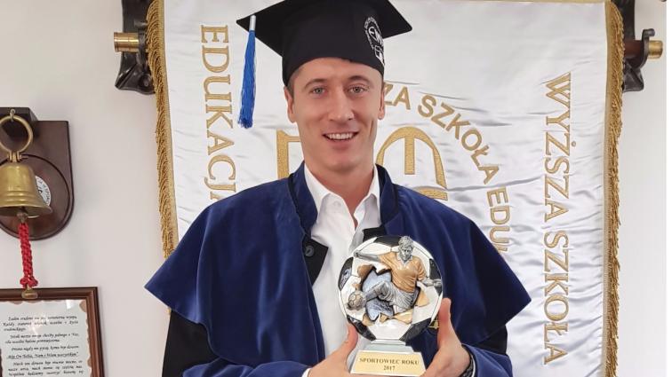 Pas 10 viteve studime, Lewandowski merr diplomën