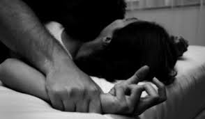 I hyn natën me forcë në shtëpi dhe përdhunon 20-vjeçaren