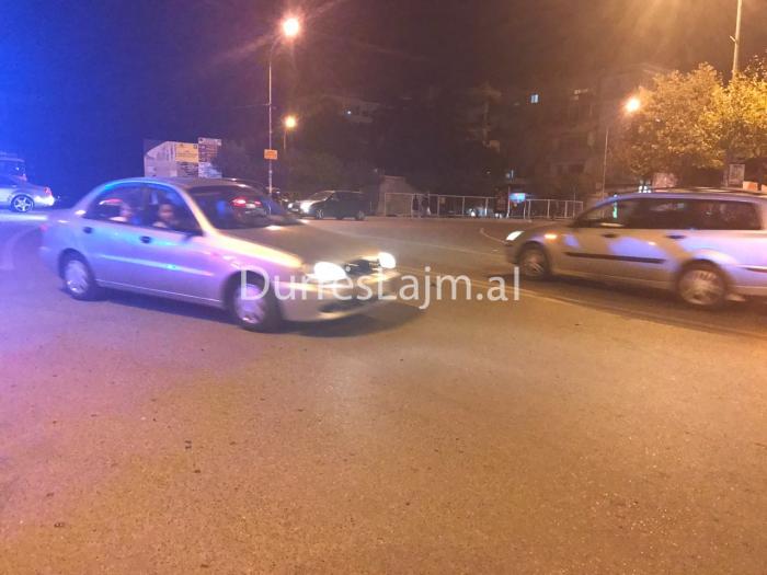 Përplasen dy Benz-a në Durrës (FOTO)
