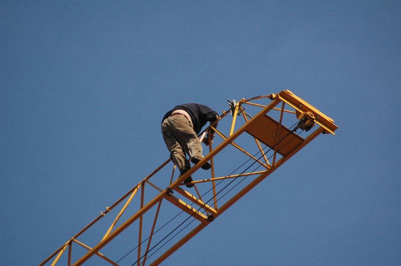 Burri hipën në majë të vinçit, kërcënon se do hidhet