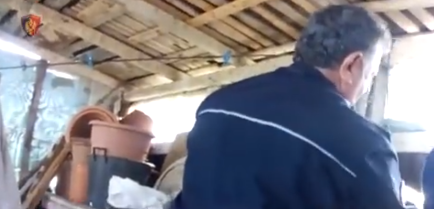 Policia parandalon krimin në familje, burri me armë në banesë kapet duke dhunuar gruan