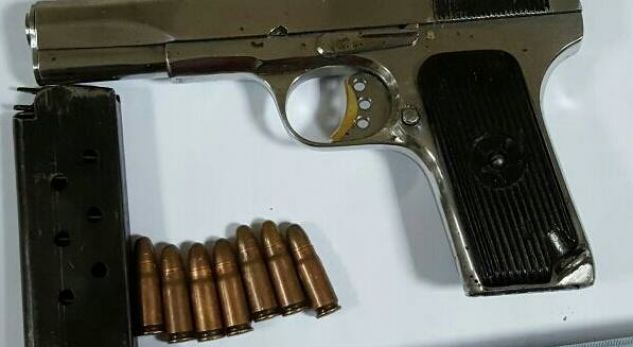 Kriteret/ Frika nga krimi, politikanët e biznesmenët pajisen me armë