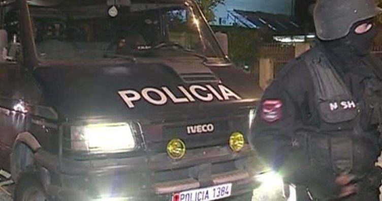 Maskat pritë me armë, plagosen dy të rinj