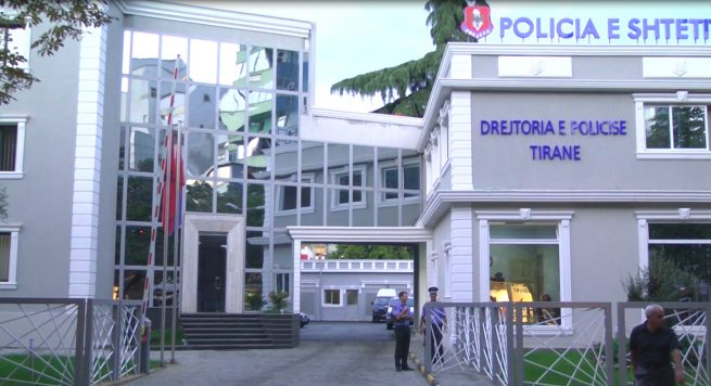 Kanosi me thikë punonjësit e policisë bashkiake, arrestohet i riu