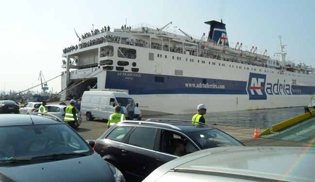 Hyn me kamion në portin e Durrësit, i del i vjedhur