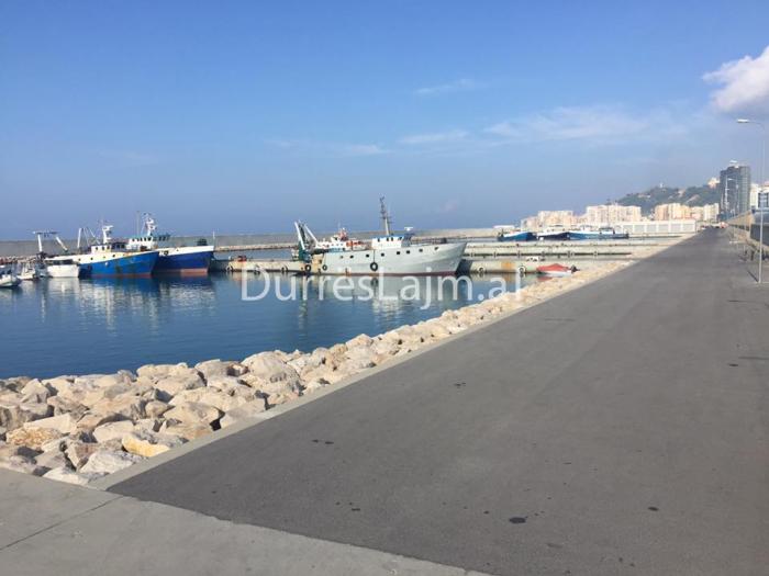 Durrës, porti i peshkimit lirohet nga skafet luksoze të bosave shqiptarë (VIDEO)
