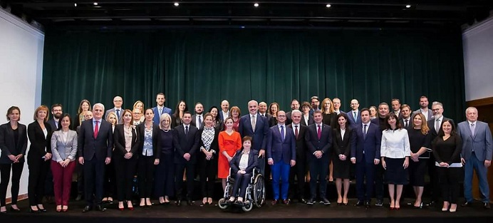 Ish-deputeti i PS ironi me qeverinë e re: “Kot me pyet sa gay ka në kabinet?”