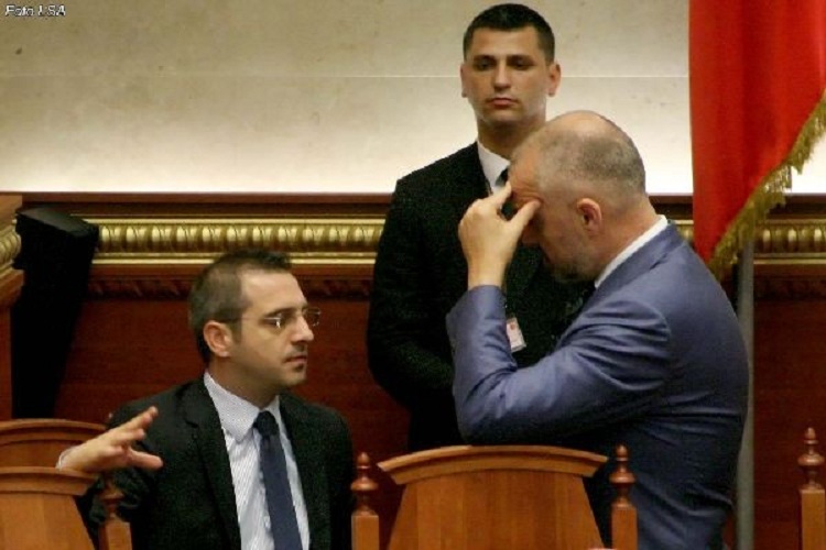 Qytetarët i vërshojnë Ramës: Dili për Zot Tahirit, ashtu do biesh edhe ti!