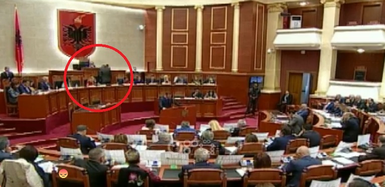 Rama nuk duket i qetë, ja me kë bisedon shpesh në Kuvend