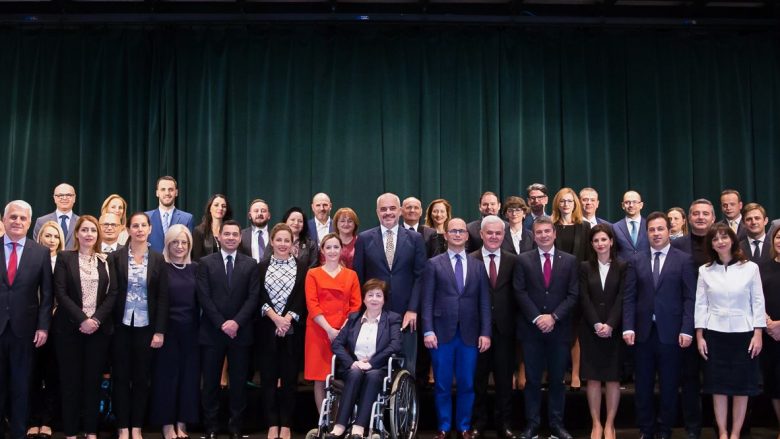 Kush është ministri i Ramës që ka kryer ndërhyrje në fytyrë?