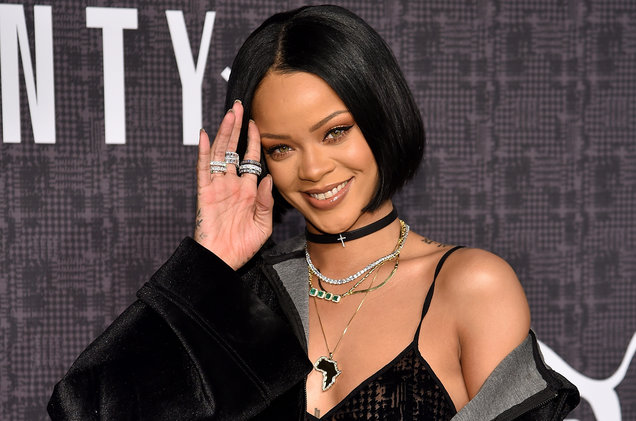 Rihanna shtatzënë?! Këngëtarja fsheh barkun me veshje të gjëra (FOTO)