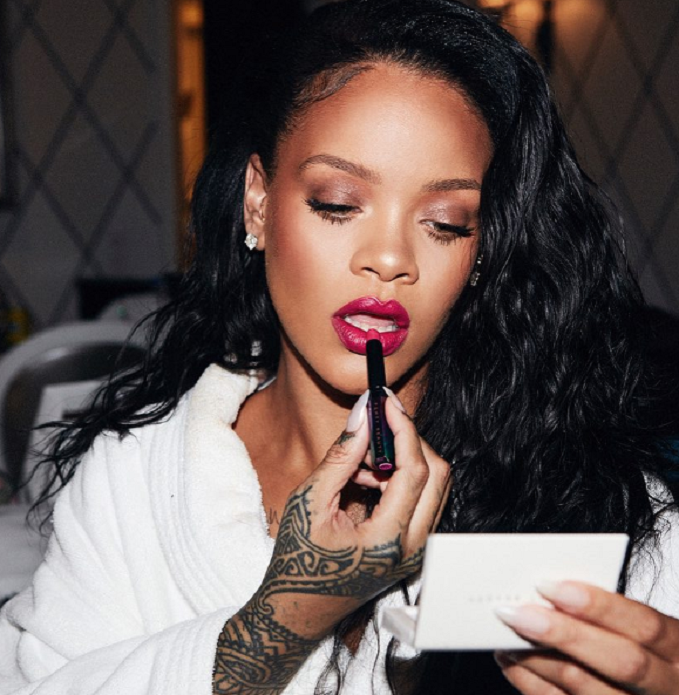Telashe për ‘Fenty Beauty’, Rihanna sherr me linjën kozmetike rivale (FOTO)