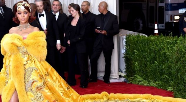 E vërteta pas fustanit të famshëm të Rihanna-s