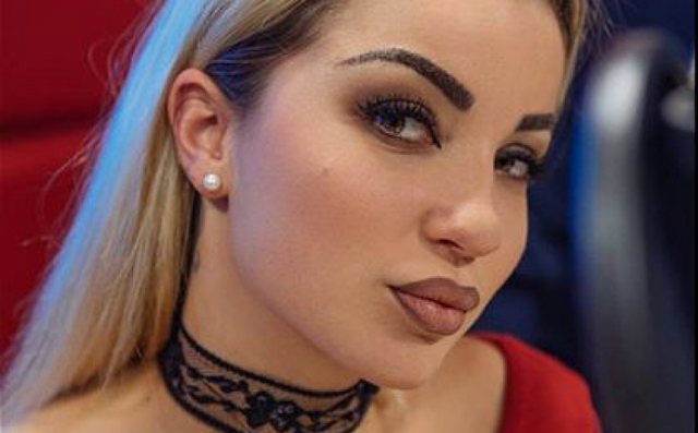 Roza Lati përlotet në emision live (FOTO)