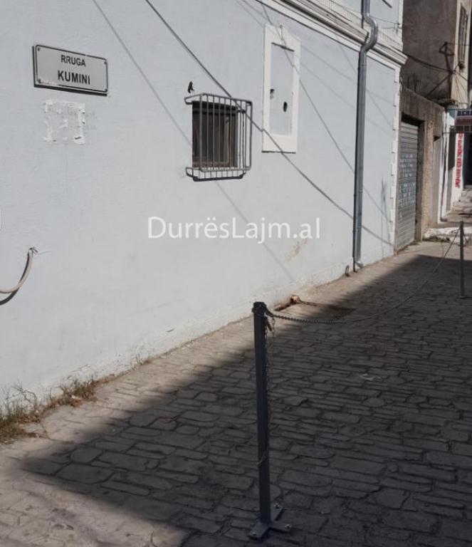 Rrugës “Kumini” në Durrës i del i ‘Zoti’! As i plotfuqishmi i lagjes s’bën asgjë (FOTO)