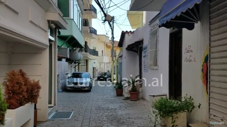 Rrugicës më të veçantë në Durrës po i dëmtohet identiteti (FOTO & VIDEO)