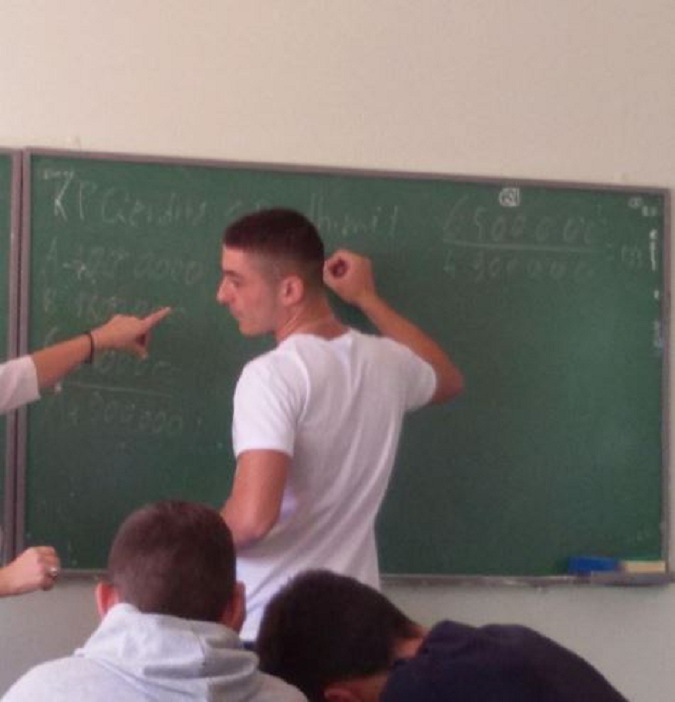 Kush është 17-vjeçari që u plagos sot me thikë nga shoku i klasës