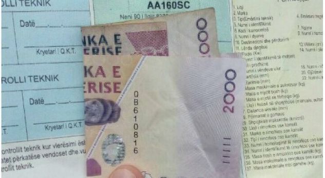 Tenton të korruptojë policin, prangoset i riu me makinë me xhama të zinj