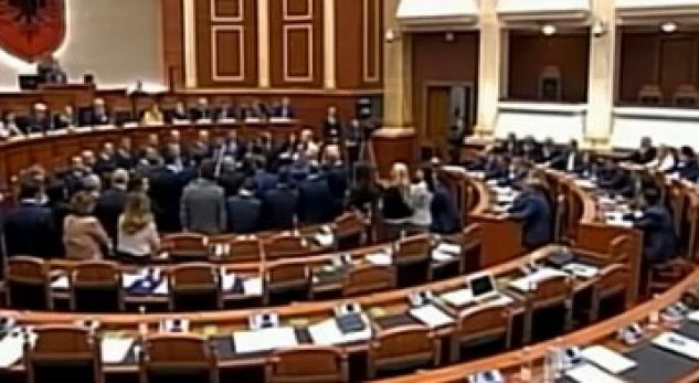 Rinis seanca parlamentare, opozita bllokon foltoren e Kuvendit