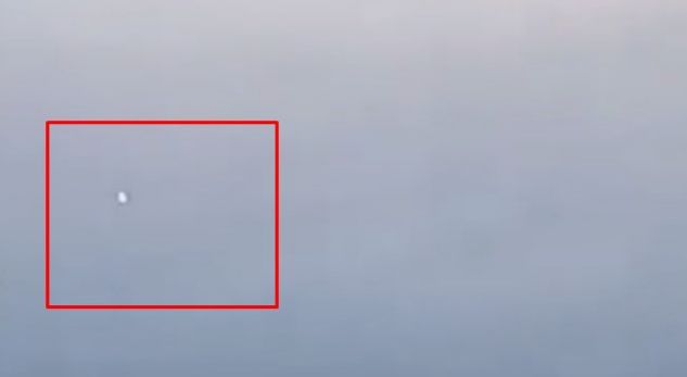 Një objekt misterioz fluturon mbi qytetin e Durrësit (VIDEO)