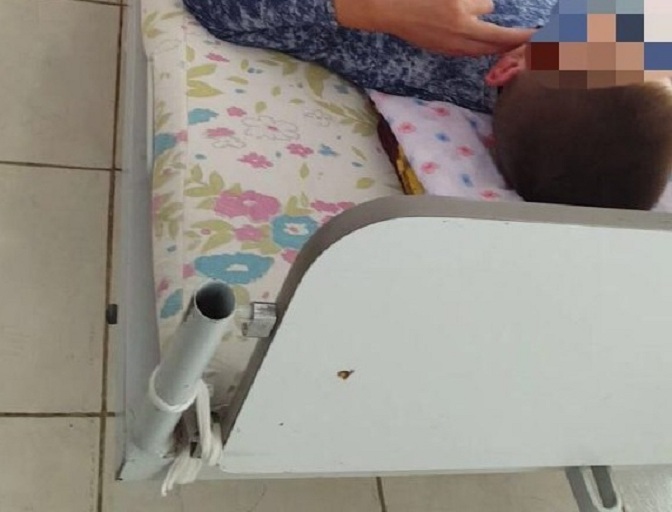 Helmim masiv në shkollë, dhjetëra nxënës përfundojnë në spital