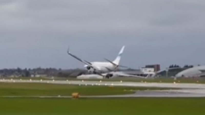 Tmerr në ajër, era “flak” tutje avionin (VIDEO)