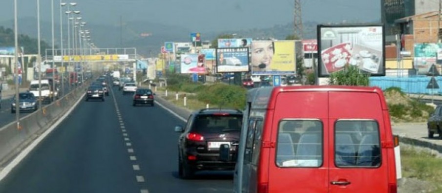 Ndërtimet pa leje dhe reklamat, nis aksioni për ‘spastrimin’ e rrugëve