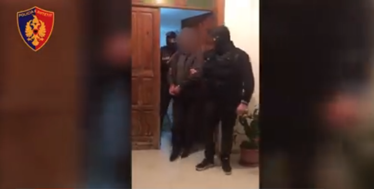 Në kërkim ndërkombëtar, arrestohet kavajasi i organizatës kriminale në Itali (VIDEO)