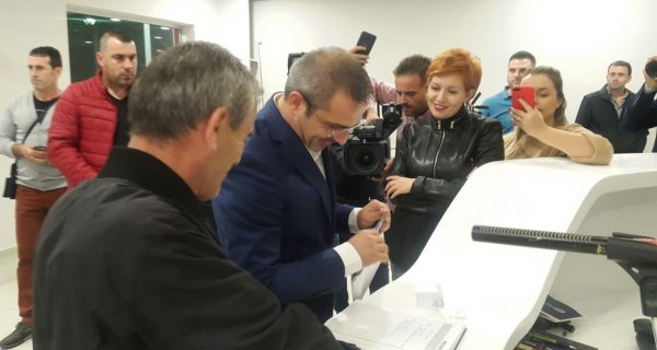 Çfarë dokumenti të rëndësishëm i dorëzoi Tahirit punonjësi i Kuvendit?