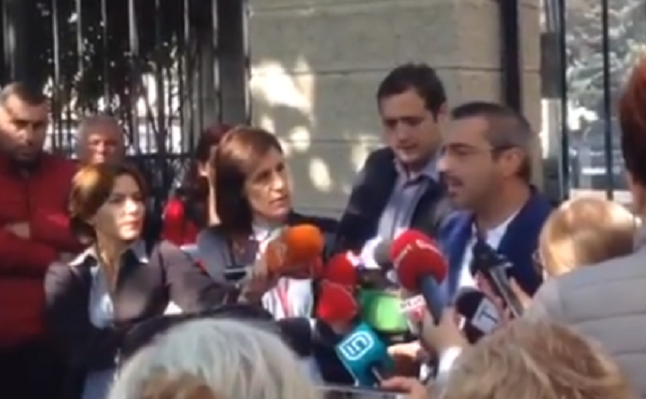 Skena e turpshme e militantëve kur intervistohej Tahiri nga gazetarët (VIDEO)